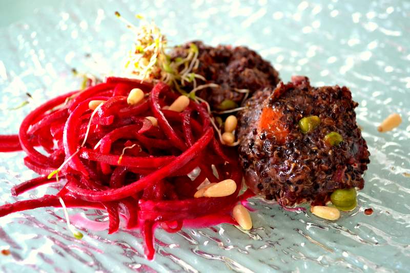 Z00MqIxbF6EaK9 Quinoa-Burger-mit-Randensalat