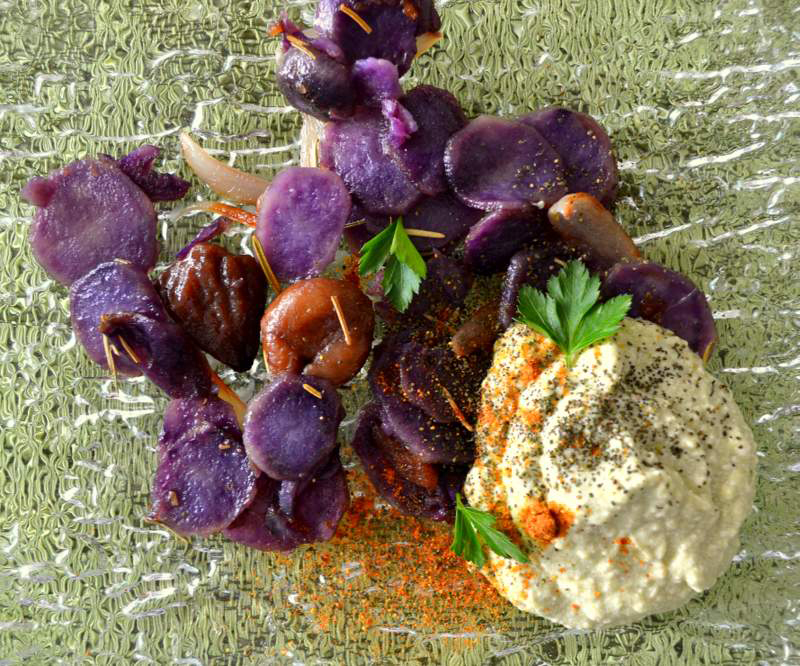 Brennnesselpulver_Gerstengras-Creme-mit-gebratenen-blauen-Kartoffeln