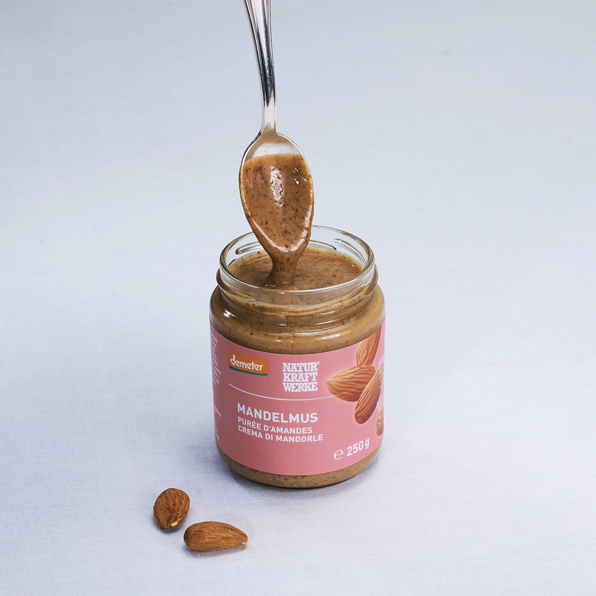 Mandelmus_am_Loeffel