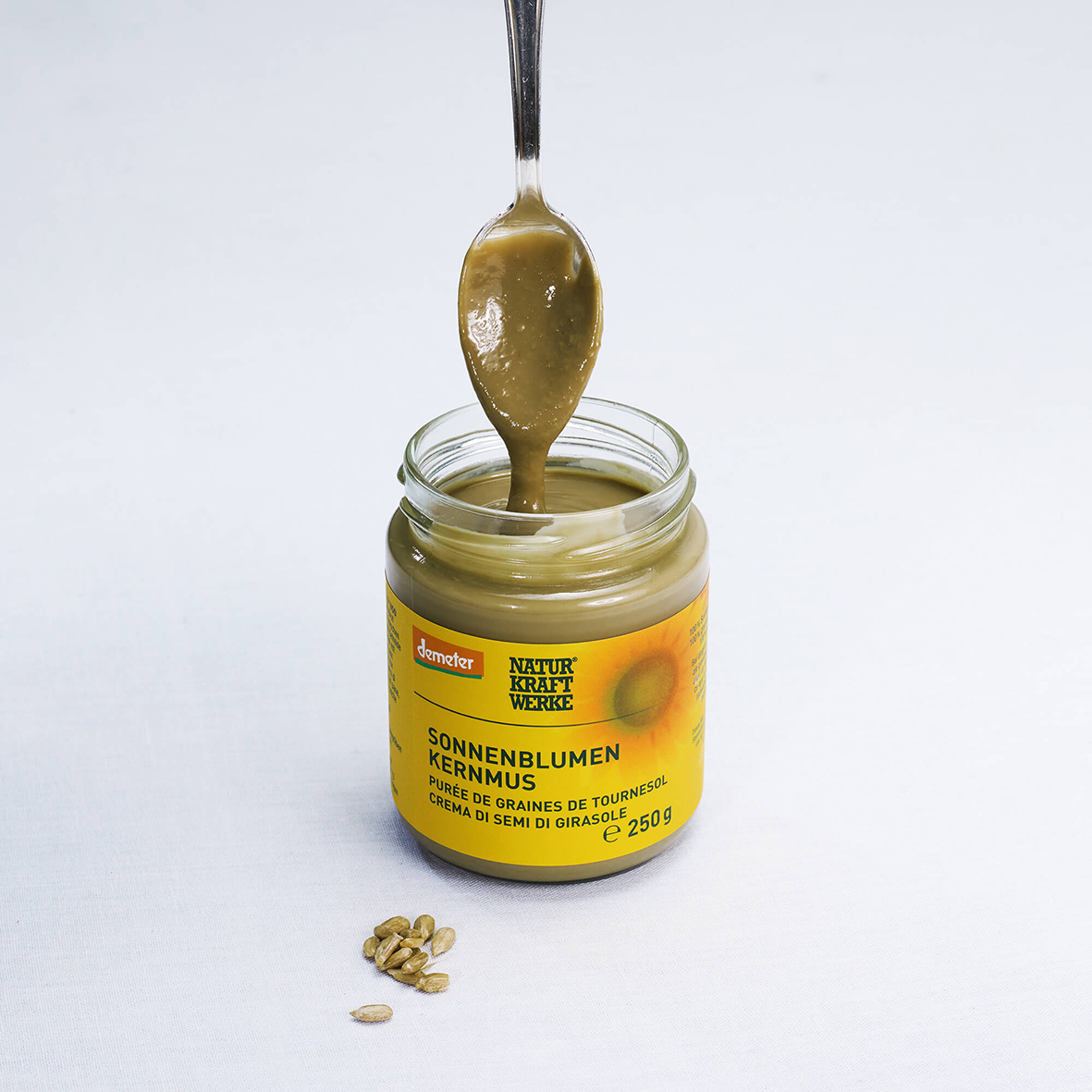 Sonnenblumenkernmus_am_LoeffelNDxwhLyfll0hY